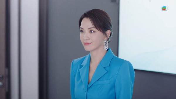 巨塔之后｜陳煒「藍月亮」露腰套裝閃亮出場 51歲美魔女靠1個絕招保持逆齡