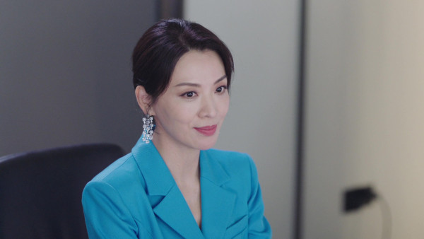 巨塔之后｜陳煒「藍月亮」露腰套裝閃亮出場 51歲美魔女靠1個絕招保持逆齡
