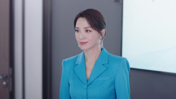 巨塔之后｜陳煒「藍月亮」露腰套裝閃亮出場 51歲美魔女靠1個絕招保持逆齡