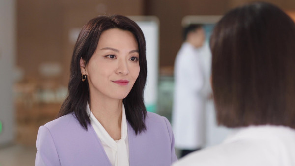巨塔之后｜陳煒「藍月亮」露腰套裝閃亮出場 51歲美魔女靠1個絕招保持逆齡