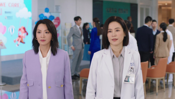 巨塔之后｜陳煒「藍月亮」露腰套裝閃亮出場 51歲美魔女靠1個絕招保持逆齡