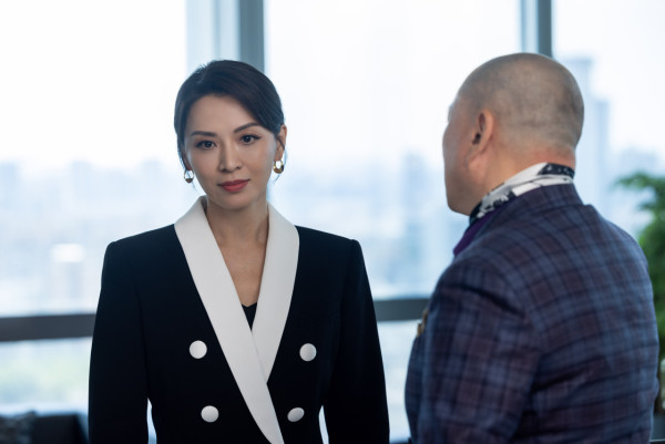 巨塔之后｜陳煒「藍月亮」露腰套裝閃亮出場 51歲美魔女靠1個絕招保持逆齡