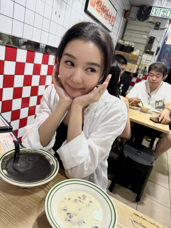 麥明詩親子泳衣照曝光最真實身形 產後半年極速修身索爆狀態大勇！