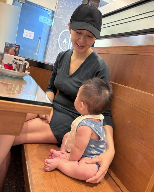 麥明詩親子泳衣照曝光最真實身形 產後半年極速修身索爆狀態大勇！