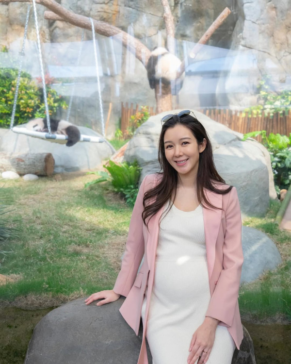 麥明詩親子泳衣照曝光最真實身形 產後半年極速修身索爆狀態大勇！