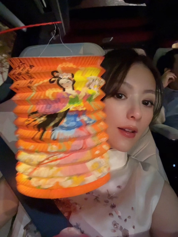 方媛懷孕第三胎曬中秋節最新全家福！臨盆在即挺巨肚現身絕美狀態超驚人