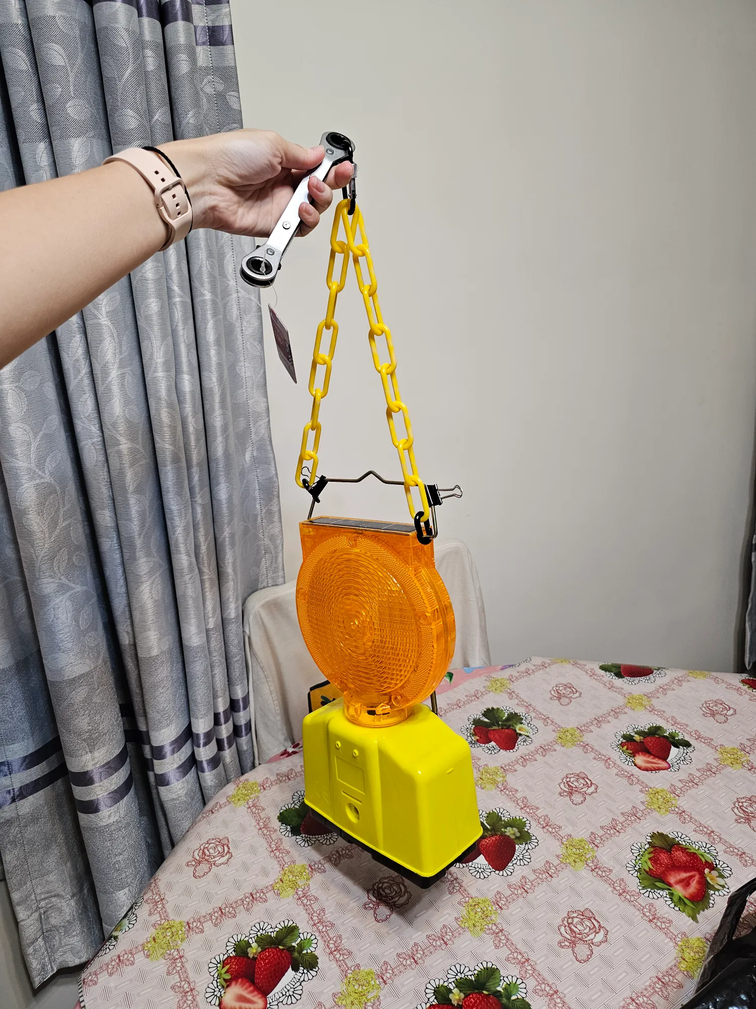 港女自製「馬路工地燈籠」 網民激讚有創意 DIY材料呢個價就有得玩