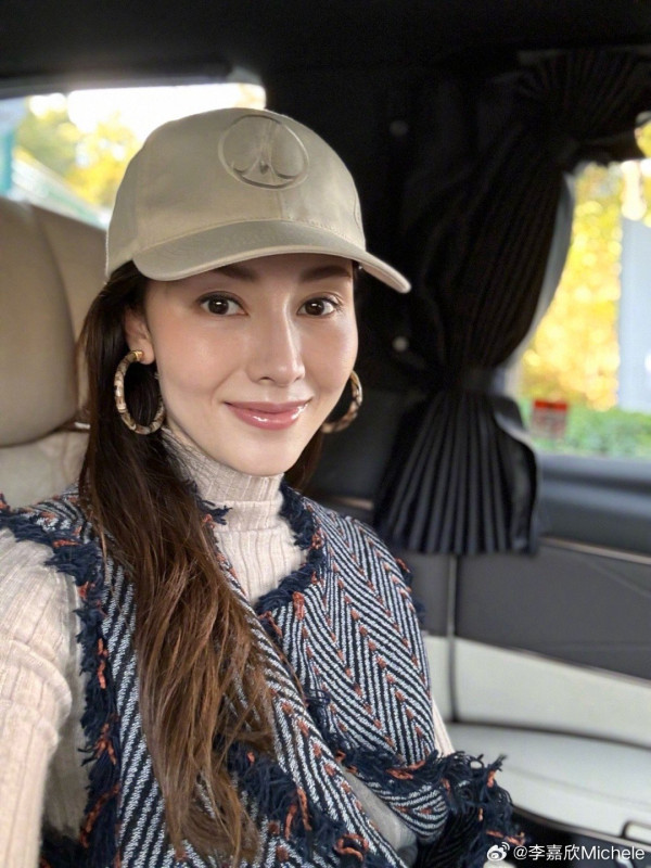 55歲李嘉欣中秋晒透視短裙騷美腿 身後三代同堂照揭百億豪門家族聲威