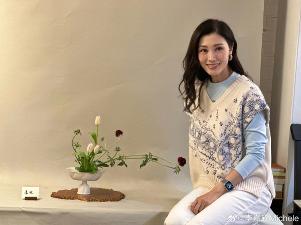 55歲李嘉欣中秋晒透視短裙騷美腿 身後三代同堂照揭百億豪門家族聲威