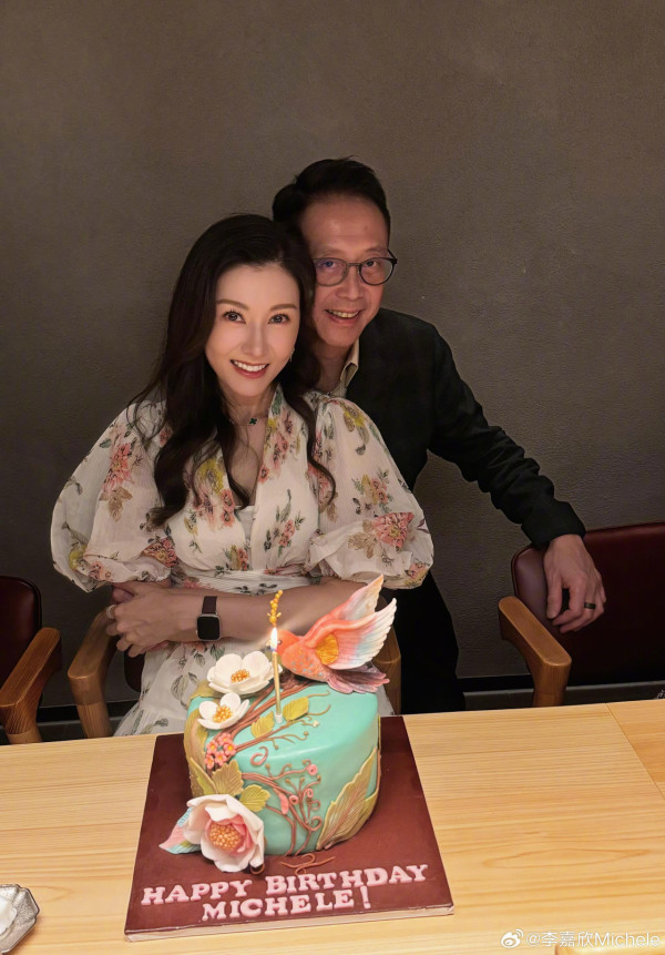 55歲李嘉欣中秋晒透視短裙騷美腿 身後三代同堂照揭百億豪門家族聲威