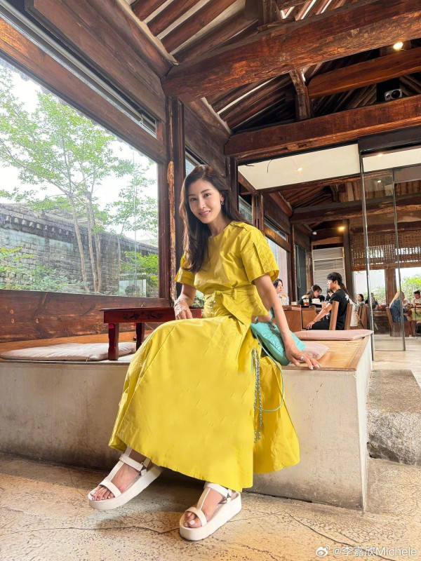 55歲李嘉欣中秋晒透視短裙騷美腿 身後三代同堂照揭百億豪門家族聲威