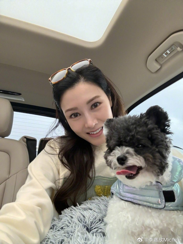 55歲李嘉欣中秋晒透視短裙騷美腿 身後三代同堂照揭百億豪門家族聲威