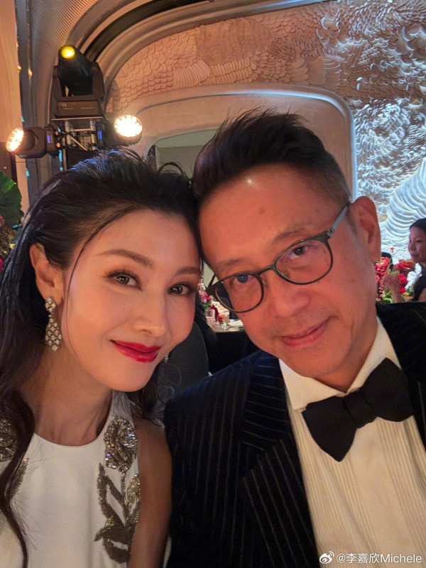 55歲李嘉欣中秋晒透視短裙騷美腿 身後三代同堂照揭百億豪門家族聲威