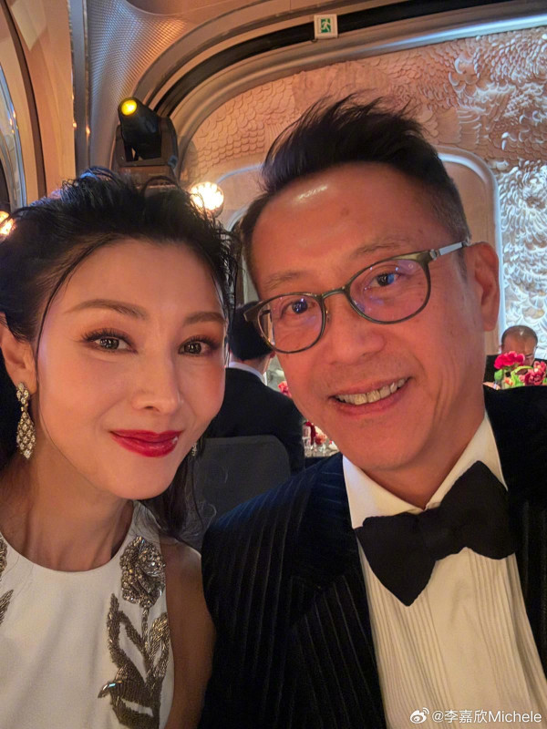 55歲李嘉欣中秋晒透視短裙騷美腿 身後三代同堂照揭百億豪門家族聲威