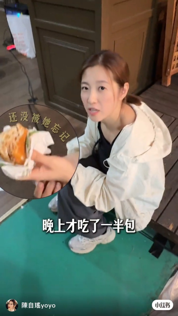 「最佳女配角」北上帶貨疲態盡現極心酸 著旗袍跳足10分鐘！凌晨收工坐地下食凍包