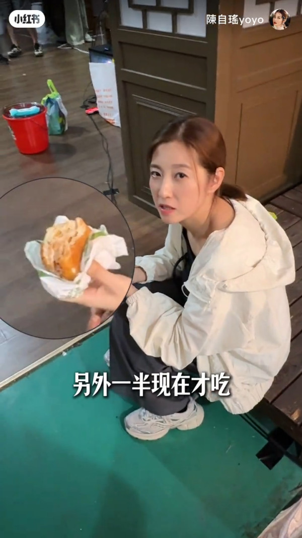 「最佳女配角」北上帶貨疲態盡現極心酸 著旗袍跳足10分鐘！凌晨收工坐地下食凍包