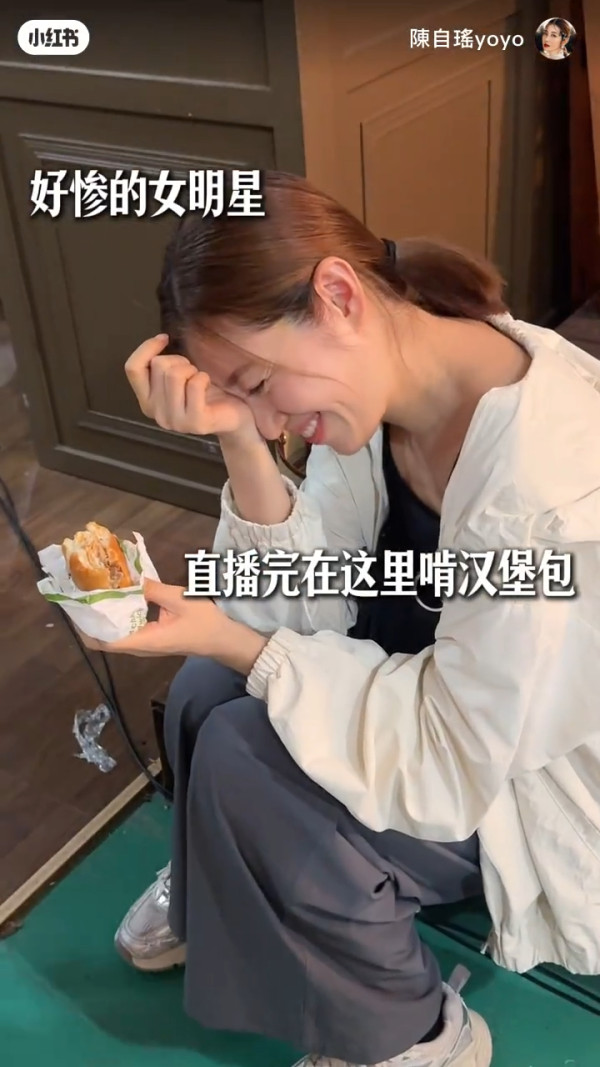 「最佳女配角」北上帶貨疲態盡現極心酸 著旗袍跳足10分鐘！凌晨收工坐地下食凍包