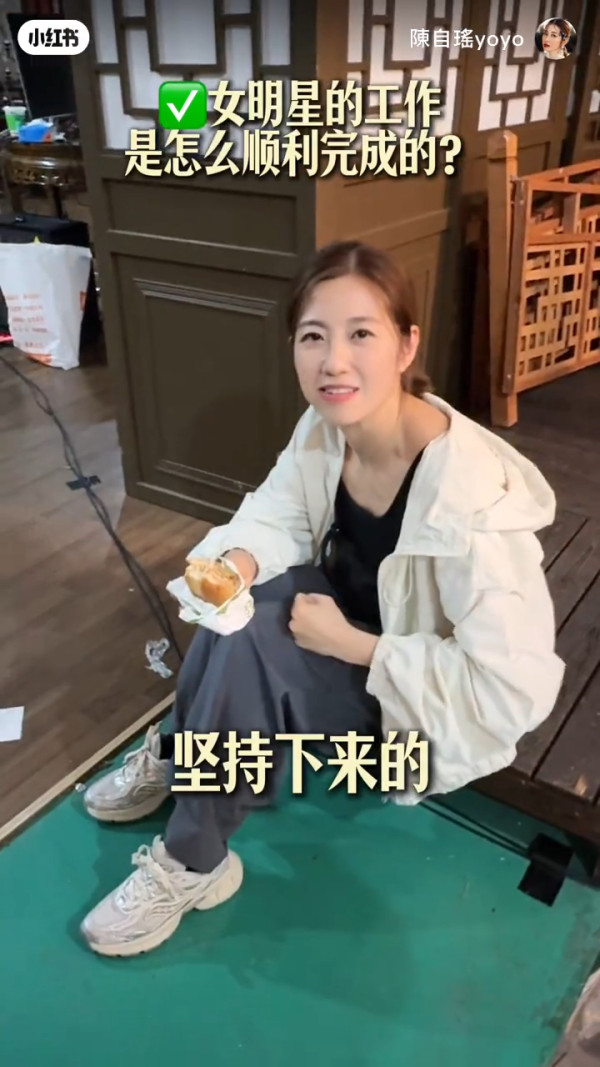 「最佳女配角」北上帶貨疲態盡現極心酸 著旗袍跳足10分鐘！凌晨收工坐地下食凍包