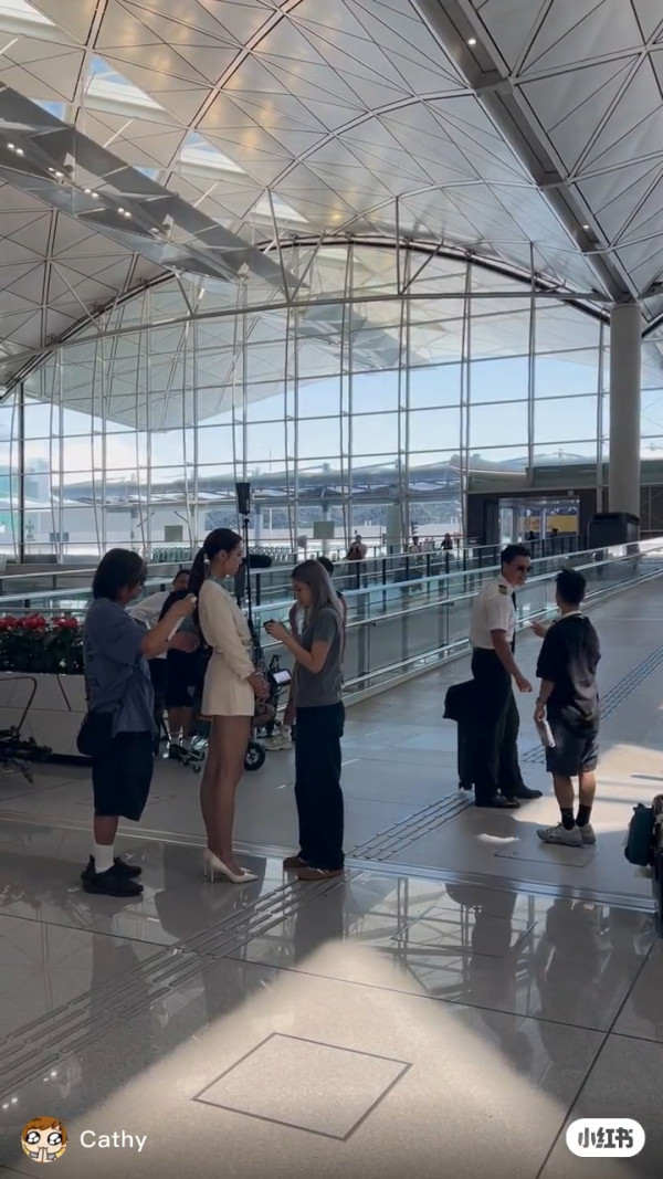劉穎鏇機場生圖比上鏡更震撼！44吋半長腿比例驚人！網民親證：真人高瘦美