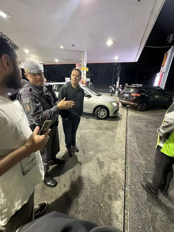 MacBook成功擋子彈 男子出差遇匪徒槍擊 網民熱議1配件係保命關鍵