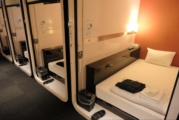 沖繩那霸機場首家膠囊酒店開幕！「頭等艙」享受可淋浴過夜休息0起 