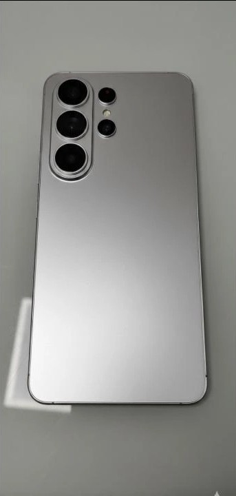 Samsung Galaxy S26 Ultra 模型流出 「快活橙」新色向 Apple 致敬