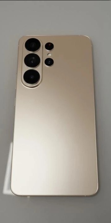 Samsung Galaxy S26 Ultra 模型流出 「快活橙」新色向 Apple 致敬