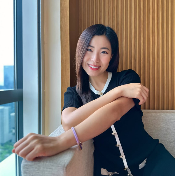 前TVB新聞小花獲男友求婚榮升準人妻 米蘭大教堂大晒巨型鑽戒：堅定不移的愛