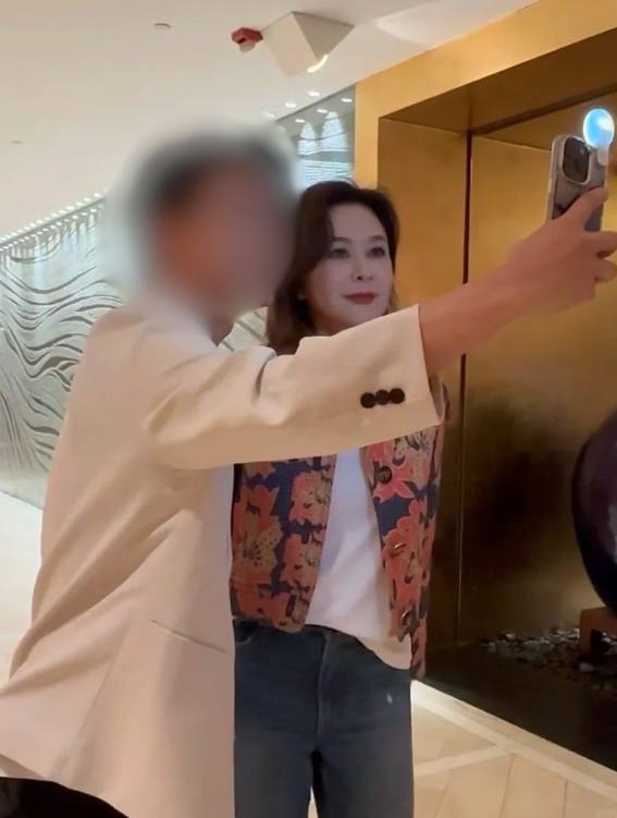 63歲關之琳生圖流出曝光零修飾容貌！一舉動極親民獲激讚︰沒有明星架子