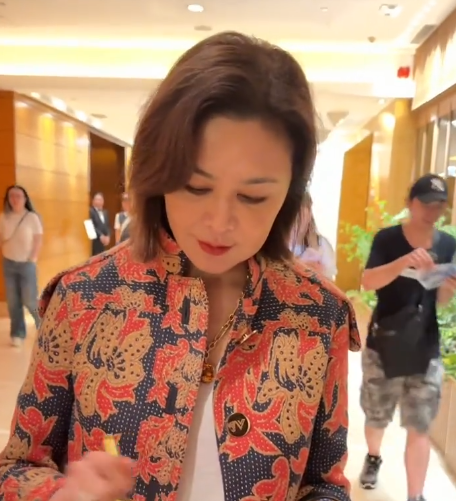 63歲關之琳生圖流出曝光零修飾容貌！一舉動極親民獲激讚︰沒有明星架子