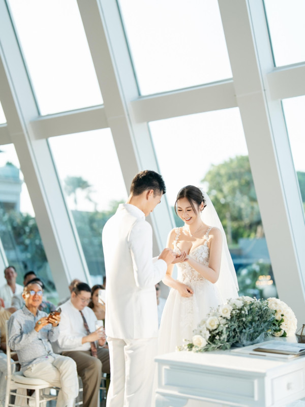 莊思敏婚禮現場相片曝光超Deep V搏到盡 16字回應老公高級督察身份