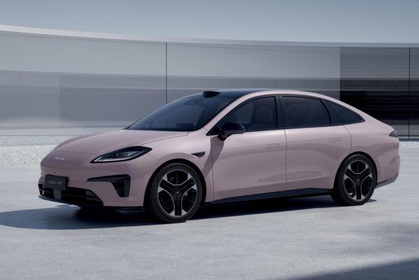 瘋傳影片 電動車出事飛起逾4米高 網民：《狂野時速》中國版【有片】