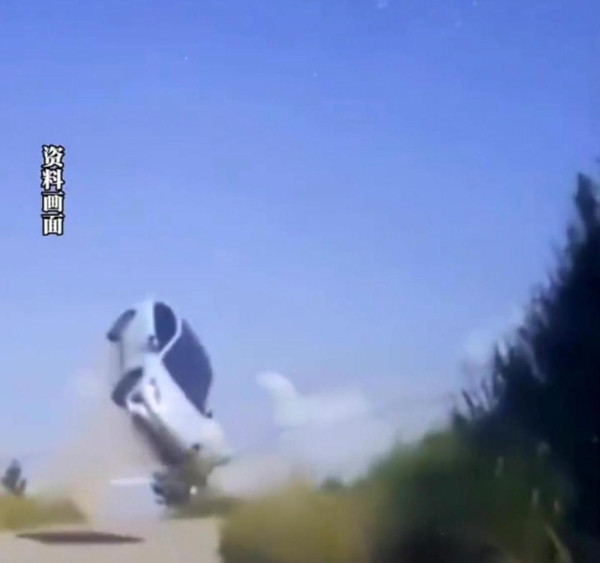 瘋傳影片 電動車出事飛起逾4米高 網民：《狂野時速》中國版【有片】