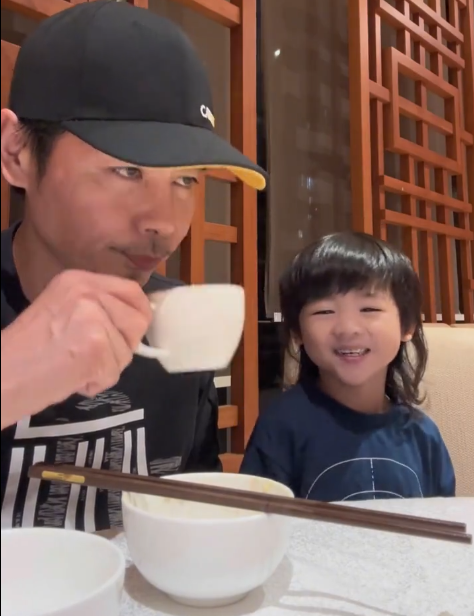 蔡少芬張晉5歲囝囝近照曝光父子超似樣!狼尾長髮造型激似爸爸惹驚呼:係一個餅印