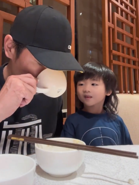 蔡少芬張晉5歲囝囝近照曝光父子超似樣!狼尾長髮造型激似爸爸惹驚呼:係一個餅印
