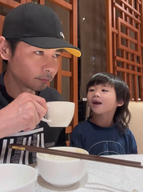 蔡少芬張晉5歲囝囝近照曝光父子超似樣!狼尾長髮造型激似爸爸惹驚呼:係一個餅印
