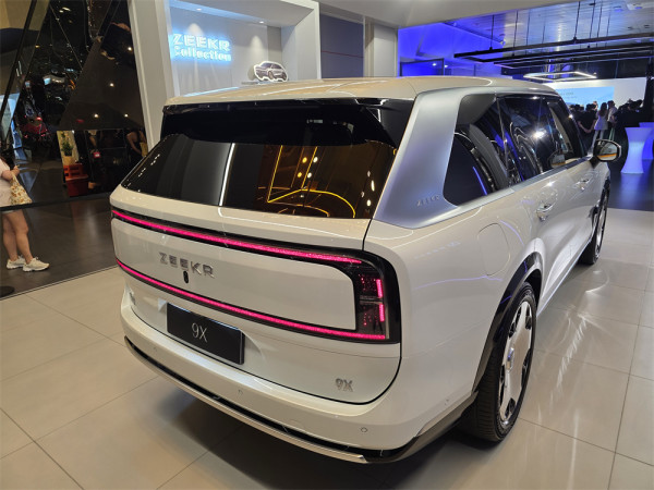 Zeekr 為楊千嬅製專屬座駕 超豪 SUV 9X 同場亮相