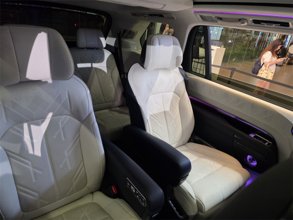 Zeekr 為楊千嬅製專屬座駕 超豪 SUV 9X 同場亮相