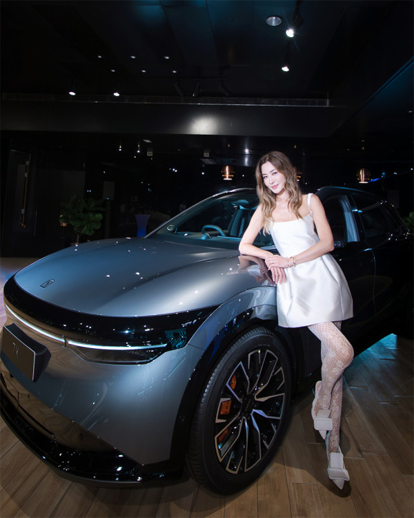 Zeekr 為楊千嬅製專屬座駕 超豪 SUV 9X 同場亮相