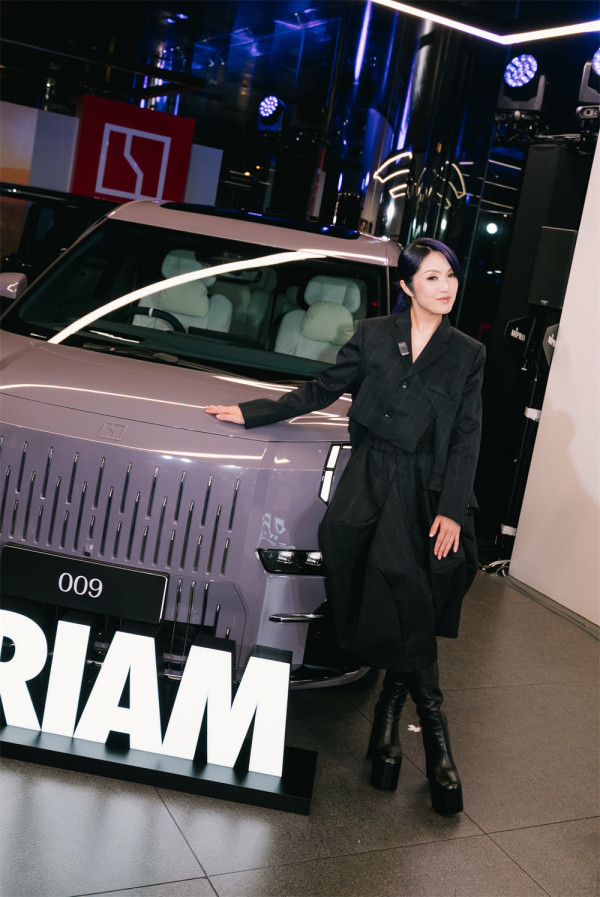 Zeekr 為楊千嬅製專屬座駕 超豪 SUV 9X 同場亮相