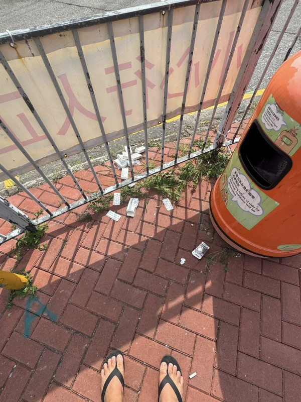 屯門醫院後門垃圾桶旁驚現大量遺棄精神科藥物（圖片來源：Facebook＠真.屯門友）