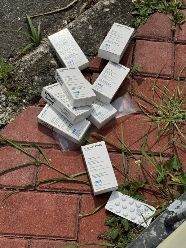 屯門醫院後門垃圾桶旁驚現大量遺棄精神科藥物（圖片來源：Facebook＠真.屯門友）