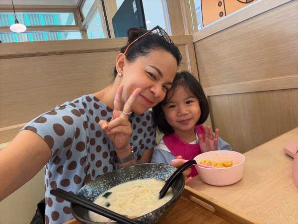 韋羅莎與女兒（圖片來源：IG@rosamvelasco）