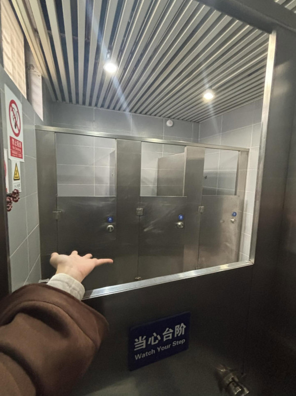 內地公廁「半門」設計嚇呆旅客 如廁變去動物園 網民斥毫無私隱