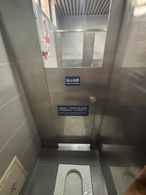 內地公廁「半門」設計嚇呆旅客 如廁變去動物園 網民斥毫無私隱