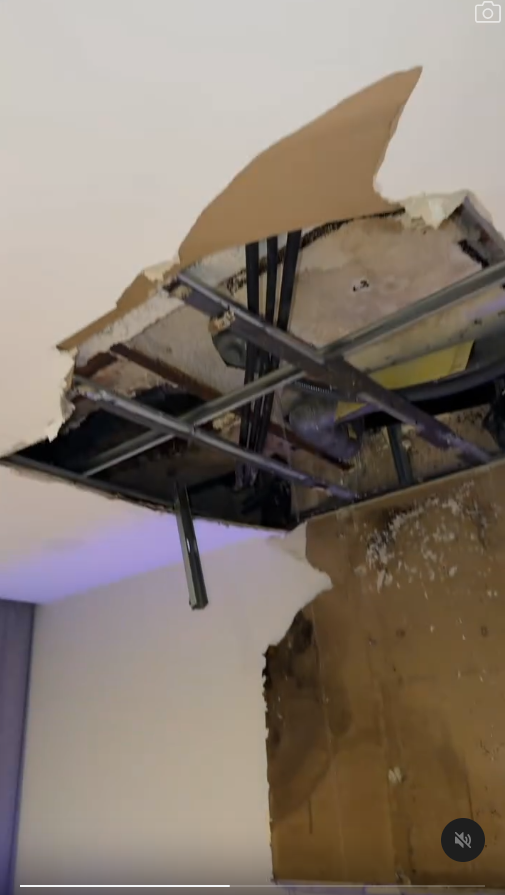 旅客歐遊住酒店天花板竟漏屎 報銷逾3萬財產 網民幽默:至少不是睡覺時