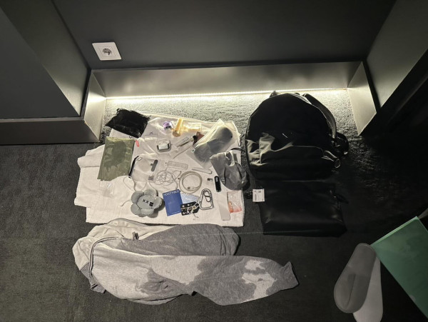 旅客歐遊住酒店天花板竟漏屎 報銷逾3萬財產 網民幽默:至少不是睡覺時