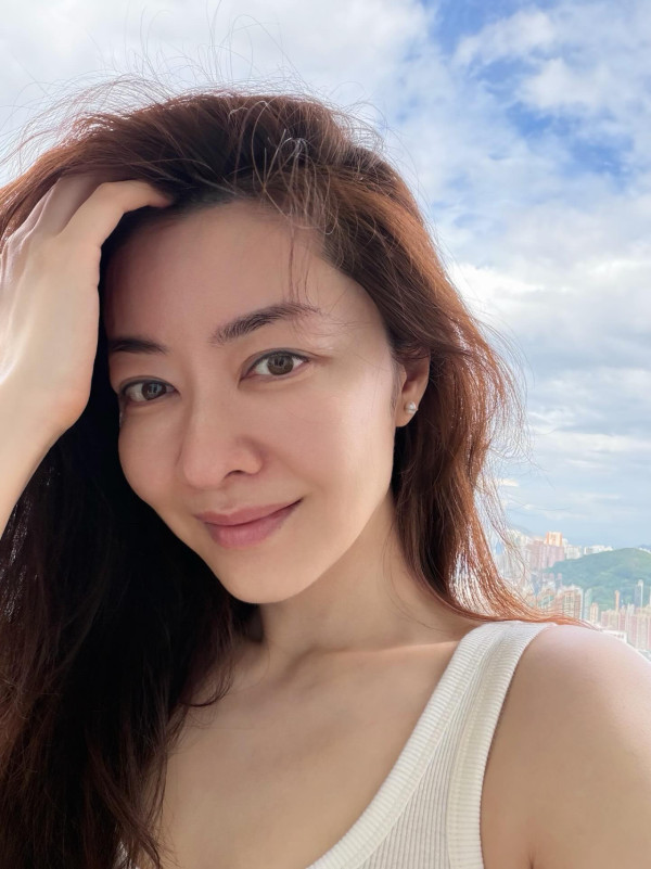 44歲熊黛林生日素顏照暴露真實歲月痕跡 郭可盈大家姐罕有露面感情好！