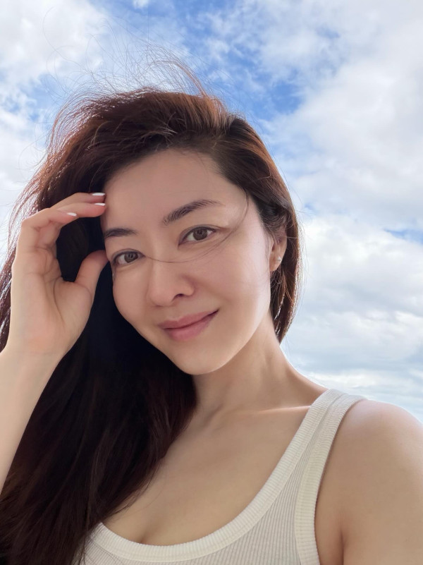 44歲熊黛林生日素顏照暴露真實歲月痕跡 郭可盈大家姐罕有露面感情好！