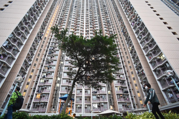 港人首派市區公屋 潮濕兼遠離地鐵惹擔心 網民駁：3大優點要得過